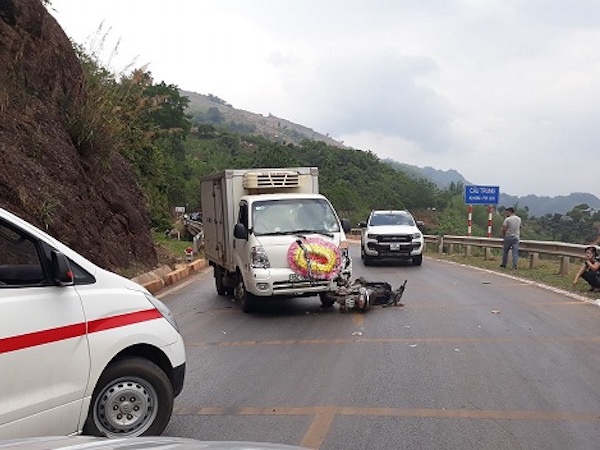Hai thanh niên phóng xe tốc độ cao đấu đầu xe tang lễ trên quốc lộ 6