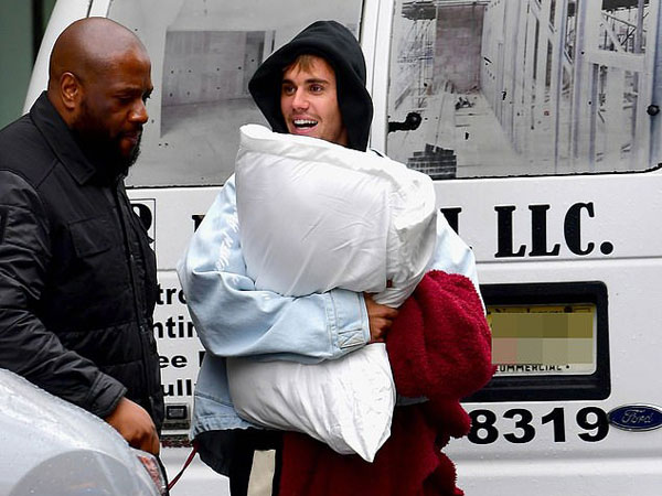 Justin Bieber ôm chăn gối ra đường cùng vợ