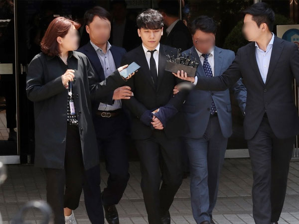 NÓNG: Seungri chính thức bị còng tay và trói chặt bằng dây thừng, chồng nữ diễn viên Park Han Byul lộ mặt