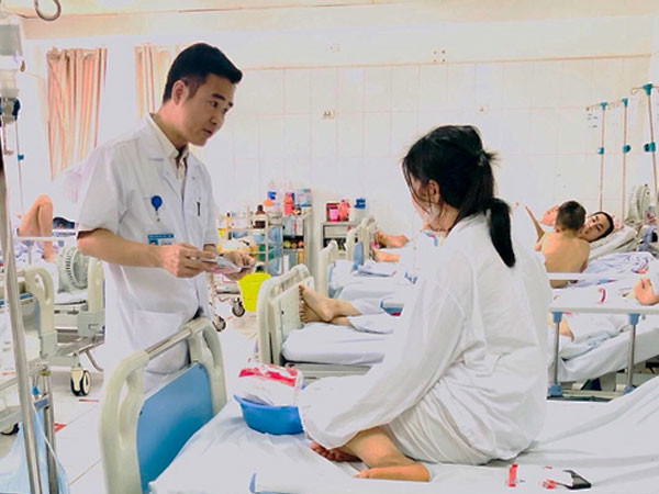 Nữ thợ hồ rơi từ tầng 2 xuống đất, cổ họng bị xé toạc