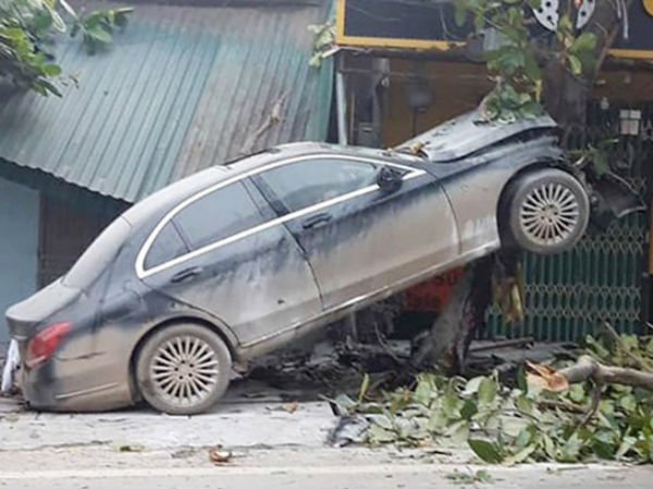 Ô tô Mercedes mất lái ‘trèo’ lên cây bàng, người dân giải cứu tài xế đưa đi cấp cứu