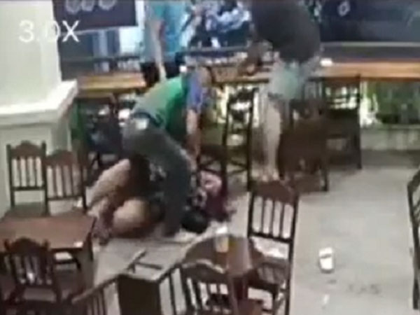 Phẫn nộ: Nam thanh niên túm tóc, tát tới tấp, đạp ngã cô gái đang mang bầu ngay tại quán cafe