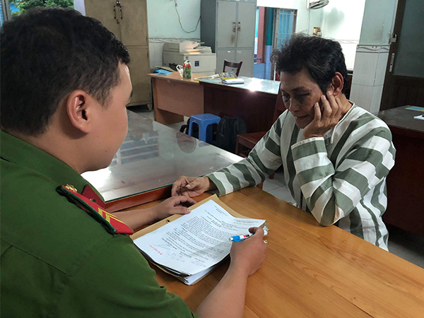 TP. HCM: Bức xúc vì bé gái 7 tuổi có dấu hiệu bị dâm ô, người dân đánh kẻ 'biến thái' bầm mắt