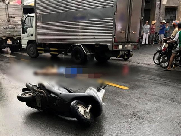 TP.HCM: Đi báo tin bà ngoại mất lúc trời mưa lớn, thiếu nữ 16 tuổi chết thảm dưới bánh xe tải