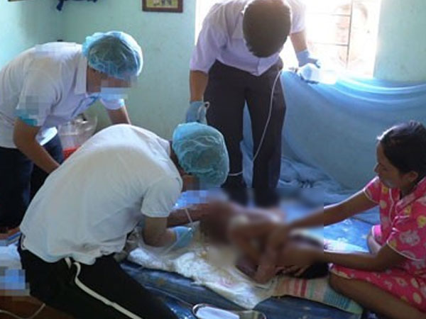 Vụ bác sĩ năn nỉ bố mẹ cứu bé 9 tuổi bị phỏng nặng: Gian nan đưa bé trở lại bệnh viện