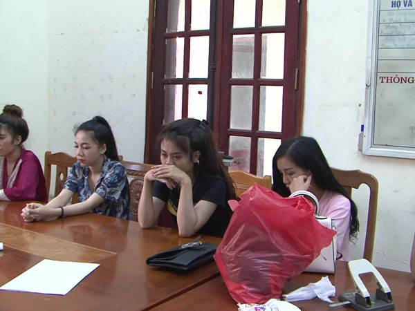 5 cô gái thuê phòng khách sạn dùng ma tuý với 4 thanh niên