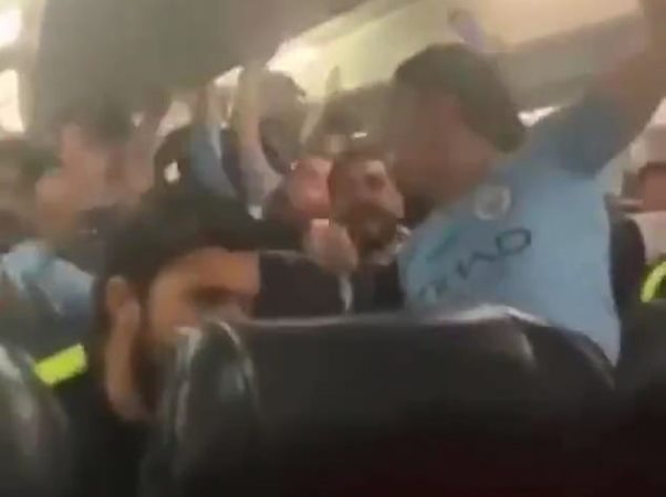 Các cầu thủ Man City gây sốc khi say sưa hát sỉ nhục Liverpool trên máy bay