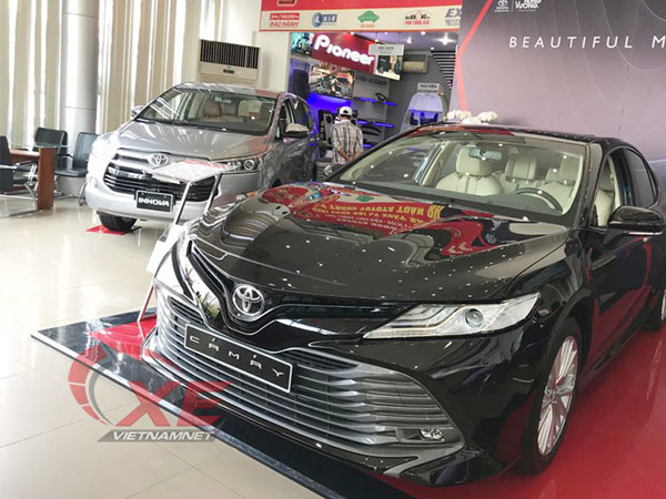Giá xe giảm khủng cả tháng, ô tô ế vẫn hoàn ế