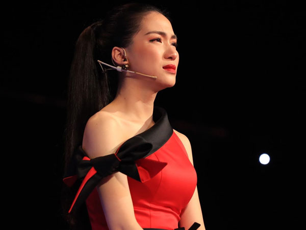 Hòa Minzy bật khóc vì bị chê chọn sai bài khi làm huấn luyện viên
