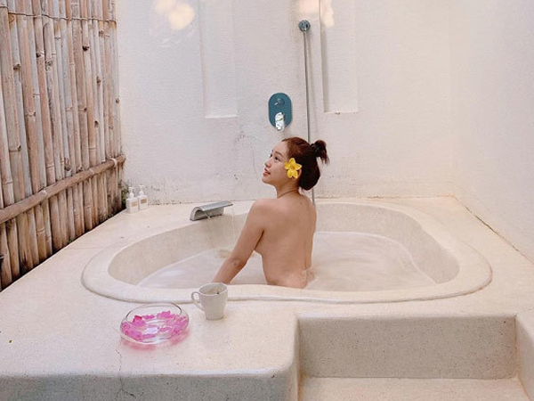 Hot girl Thúy Vi lại gây tranh cãi khi đăng ảnh tắm trần