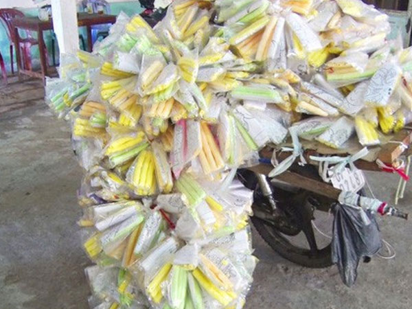 Lật tẩy chiêu buôn lậu hàng cấm của người đàn ông giả bán bánh ống