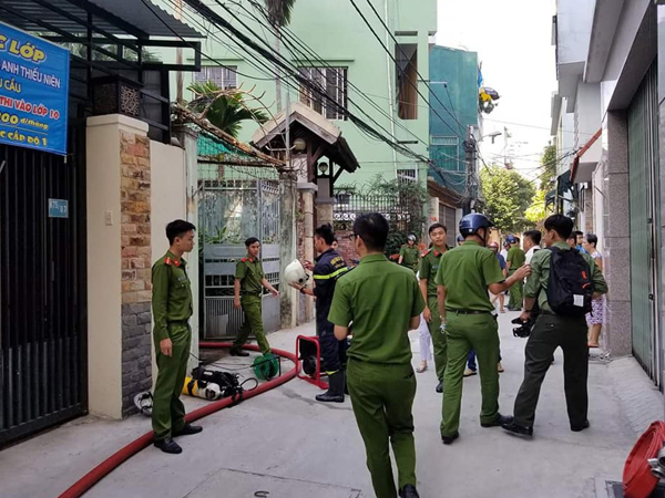 Người dân lao vào lửa cứu cụ ông 80 tuổi bị liệt mắc kẹt trong ngôi nhà bốc cháy Đà Nẵng