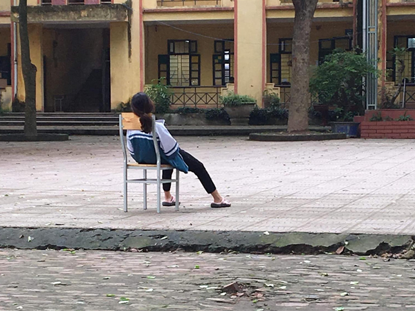 Tấm ảnh nữ sinh ngồi vật vã giữa sân trường: 'Em mệt rồi, đừng bắt em học nữa' khiến cộng đồng mạng xót xa