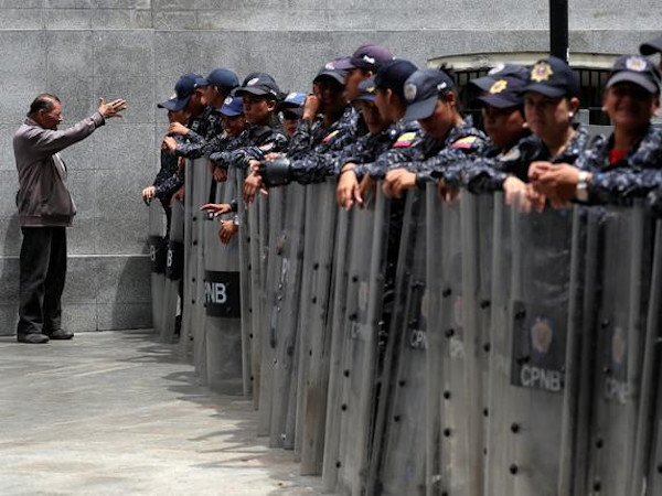 Venezuela buộc tội phản quốc 4 nghị sĩ, chặn cửa Quốc hội