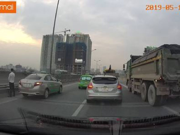 Video: Cao tốc ở Hà Nội ùn ứ vì tài xế taxi đi vệ sinh giữa đường