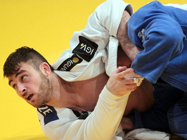 Video: Để điện thoại rơi trên sàn đấu, võ sĩ judo bị loại