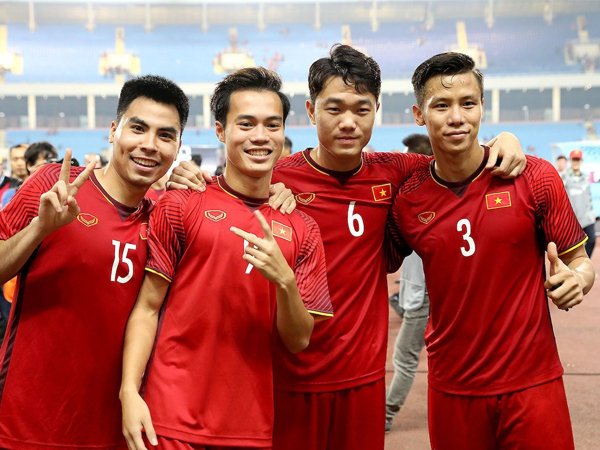 Dàn hot boy tuyển Việt Nam rần rần chúc mừng sinh nhật 'captain' Quế Ngọc Hải nhưng càng đọc càng thấy có gì đó...sai sai