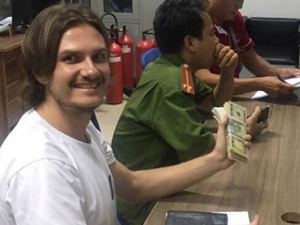 Hai mẹ con lao công trả 7.400 USD nhặt được cho người nước ngoài