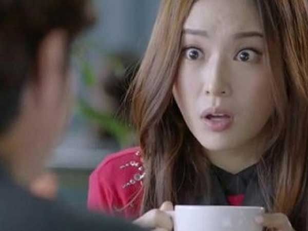 Phát hiện bí mật của mẹ chồng trong quán cà phê vắng