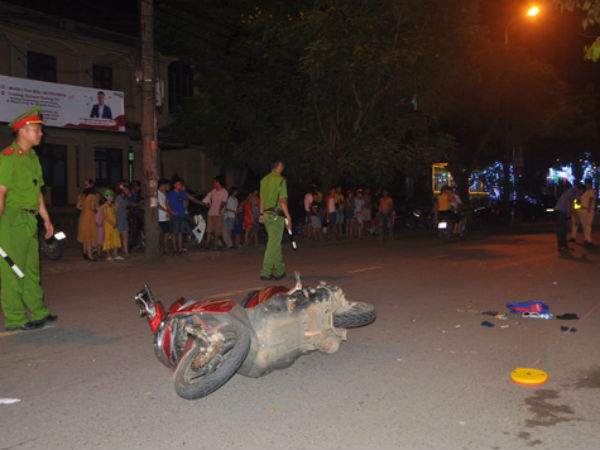 Tài xế ô tô có nồng độ cồn cao tông 2 mẹ con thương vong