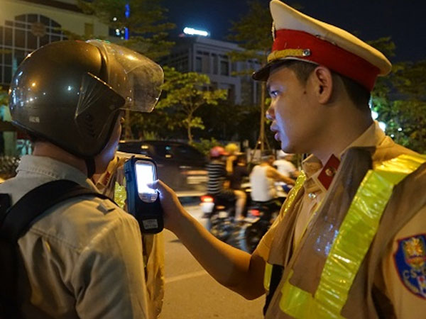 Video: Cảnh sát kiểm tra nồng độ cồn của tài xế đi ra từ quán nhậu