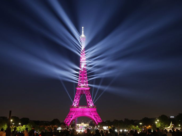 Video: Tháp Eiffel bừng sáng trong lễ kỷ niệm 130 tuổi