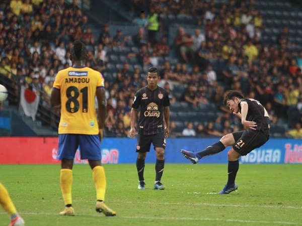 VIDEO: Xuân Trường đá phạt tinh quái giúp Buriram United ghi bàn tuyệt đẹp