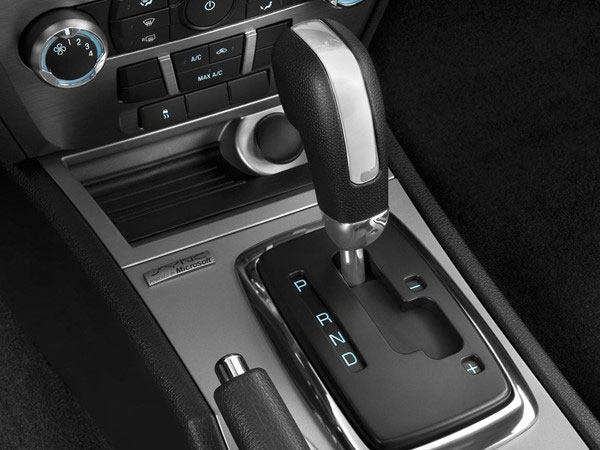 Xe Ford tự lăn bánh khi đỗ dù tài xế đã về P