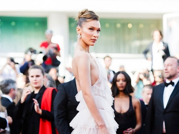 Bella Hadid diện mốt không nội y trên thảm đỏ Cannes