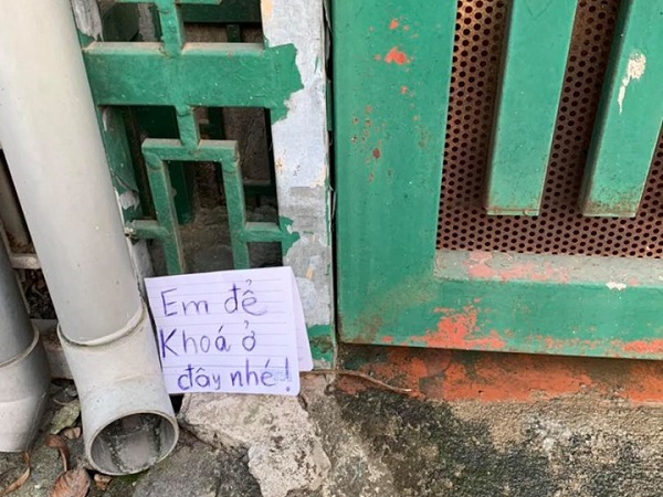 Chồng đi làm quên chìa khóa, vợ giấu hộ nhưng lại đánh dấu kiểu 'lạy ông tôi ở bụi này' khiến cư dân mạng khóc thét