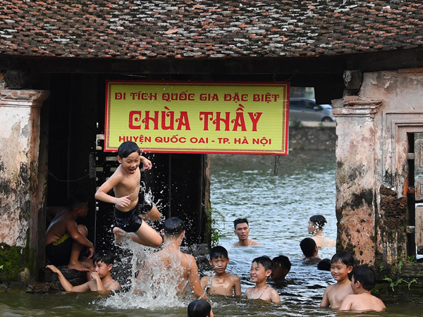 Video ảnh: Giải nhiệt ngày nắng nóng 38 độ C ở di tích quốc gia đặc biệt