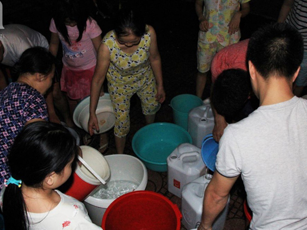Hà Nội: Giữa đợt nắng nóng đỉnh điểm, 200 hộ dân chung cư nhốn nháo vì mất nước sinh hoạt