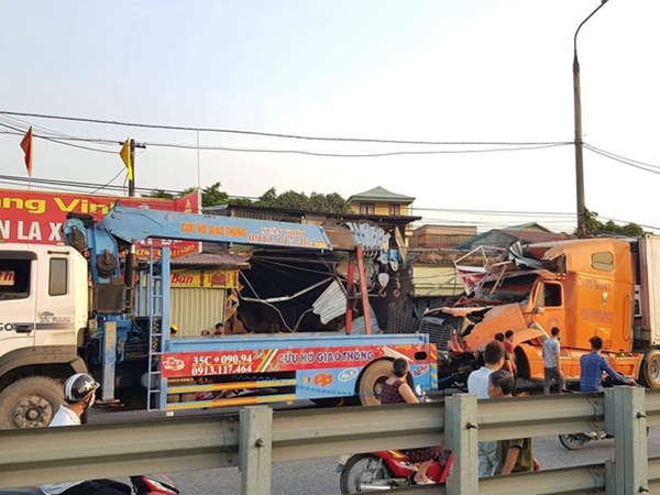 Nam Định: Xe container mất lái tông vào 4 nhà dân