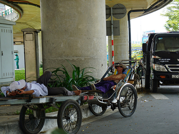 Nắng gắt hơn 40 độ, dân Đà Nẵng chui gầm cầu ăn ngủ