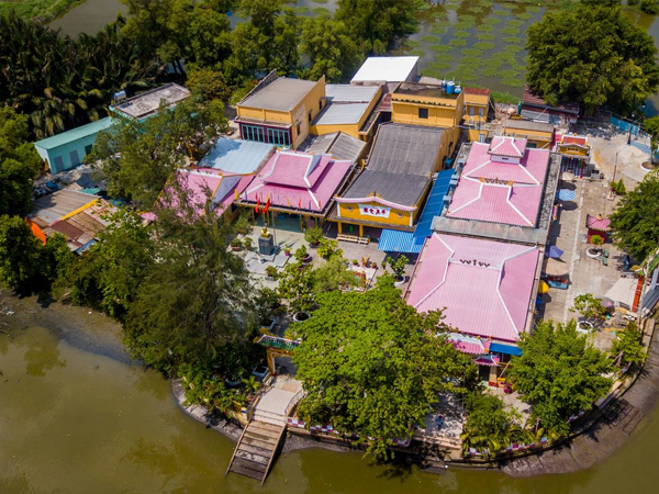 Ngôi đình hơn 150 tuổi nằm giữa dòng kênh ở Sài Gòn