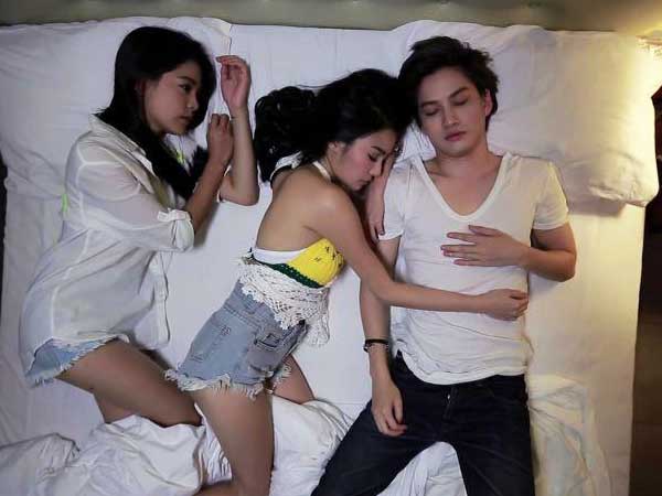 Tỉnh giấc sau cơn say bí tỉ, tôi hốt hoảng thấy 2 bóng người ôm nhau