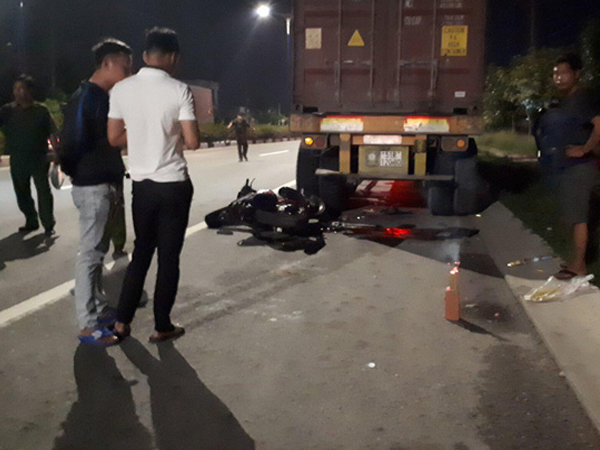 Về nhà sau tiệc sinh nhật, nam thanh niên tông đuôi xe container chết thảm