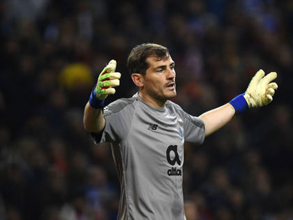 Video: Khoảnh khắc chia tay Real đẫm nước mắt của Iker Casillas