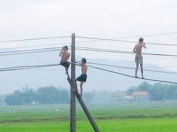 Đu nghịch dây điện khi tắm ao, 2 cháu bé bị giật tử vong