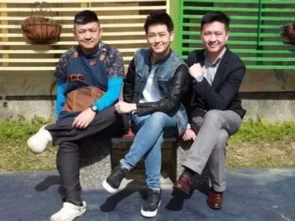 Lâm Chí Dĩnh giàu có bậc nhất, anh trai vất vả bán đồ ăn ở vỉa hè