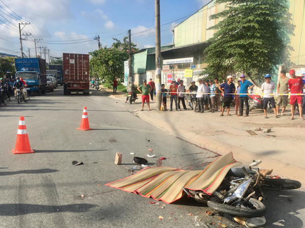 Nam thợ hồ đi xe máy bị xe container cán qua đầu, ch ết thương tâm ngày cuối tuần