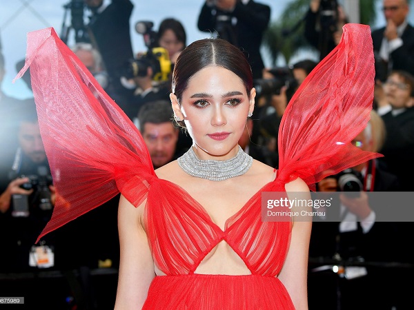 Ngày 4 Cannes: Bella Hadid diễn sâu hết cỡ bên Hoa hậu Thế giới 'trội' nhất thảm đỏ, 'Thánh lố' hoa lá hẹ xuất hiện