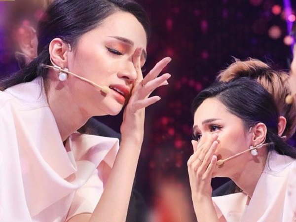 Người ấy là ai?: Hương Giang khóc nức nở vì chàng trai sinh năm 2000 từ Mỹ về, đến mức phải dừng nhận xét giữa chừng