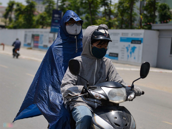 Người đi đường đắp chăn, biến thành 'ninja' giữa cái nóng trên 40 độ C