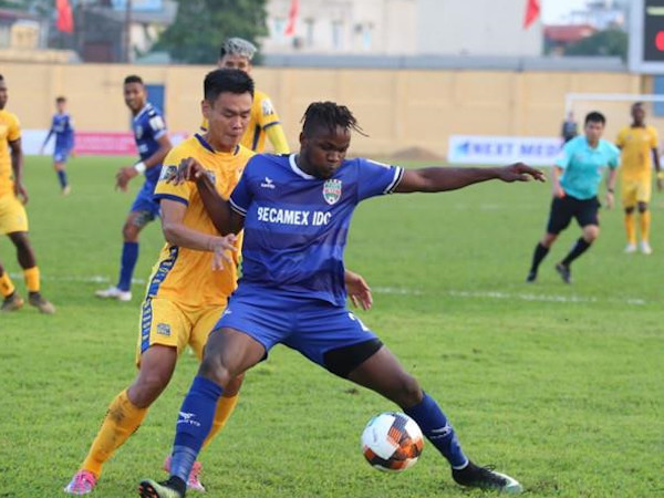 Thêm một cầu thủ phải đi cấp cứu tại V.League 2019