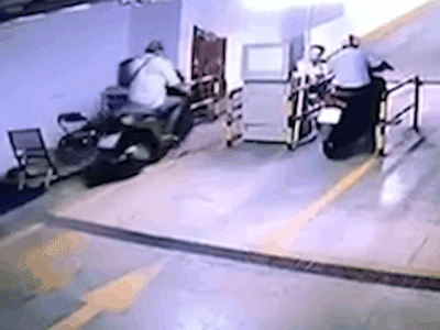 Trộm táo tợn vào tận hầm chung cư lấy xe SH, ngang nhiên phóng vù qua mặt bảo vệ