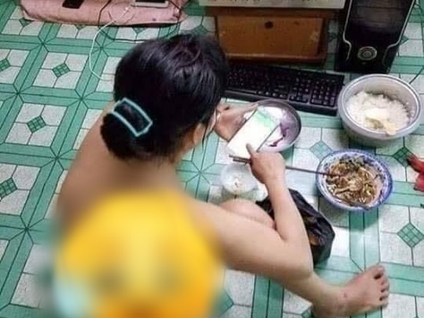 Bức ảnh cô gái khỏa thân ngồi ăn cơm cho tiết kiệm điện dưới tiết trời nắng nóng 40 độ gây sốc, một chi tiết bị soi nhiều nhất