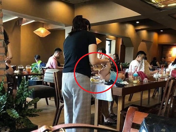Đặt con lên bàn rồi thay tã bẩn giữa quán cà phê đông người, mẹ trẻ bị dân mạng chỉ trích dữ dội