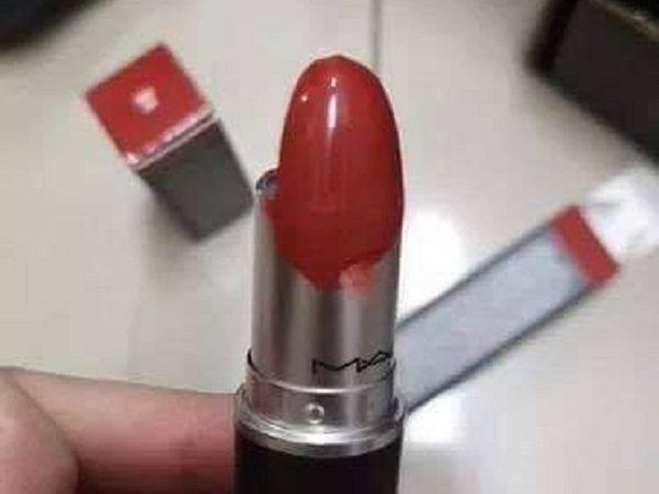 Đầu tư mua loạt son xịn để thi với nắng xem ai rực rỡ hơn, cô nàng cay đắng khi nhận hàng từ tay shipper