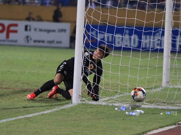 HLV Chu Đình Nghiêm hài lòng dù Bùi Tiến Dũng mắc sai lầm trong lần đầu bắt chính ở V.League 2019